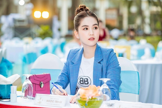 Không chỉ Nhã Phương, nhiều sao Việt khác cũng sáng lập quản lý, điều hành công ty riêng. Đơn cử như Ngọc Trinh, ở tuổi 31 chân dài Trà Vinh hiện là CEO của một công ty chuyên về phân phối mỹ phẩm được định giá lên tới 140 tỷ đồng. Ảnh: FBNV.