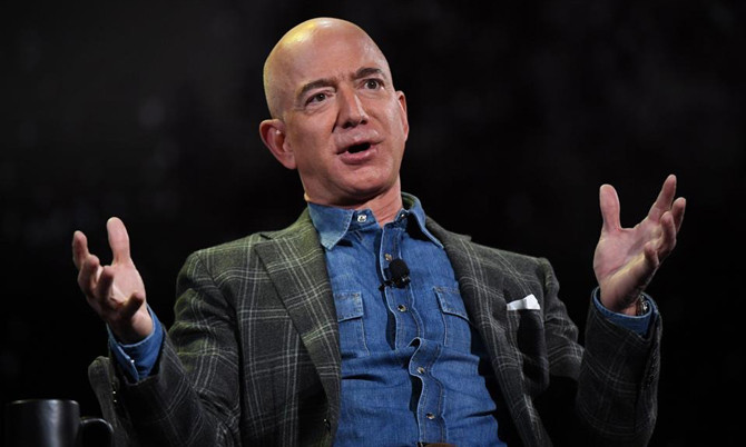Nhu cầu mua sắm trực tuyến tăng cao trong thời gian diễn ra dịch bệnh COVID-19, giúp Jeff Bezos – nhà sáng lập và CEO hãng thương mại điện tử Amazon ngày càng giàu có.