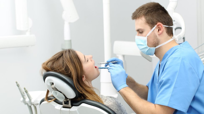 Cũng như bác sĩ phẫu thuật, các nha sĩ có mức lương trung bình hàng năm tối thiểu là 208.000 USD.