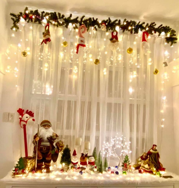 Cây thông đủ loại kích cỡ cùng nhiều mô hình ông già Noel mang đậm không khí Giáng sinh.