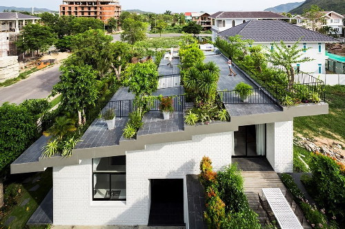 Ngôi nhà ở Nha Trang do Vo Trong Nghia Architects và ICADA thiết kế gây ấn tượng bởi sở hữu khu vườn trên mái hình bậc thang độc đáo.