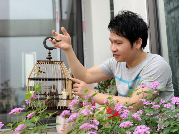 Ca sĩ Trọng Tấn sống cùng vợ con trong căn nhà rộng hơn 100m2 ở phố Trần Quang Diệu (gần hồ Hoàng Cầu - Hà Nội). Ngôi nhà được nam ca sĩ mua vào năm 2009, sau khoảng gần 10 năm tích góp, tiết kiệm.