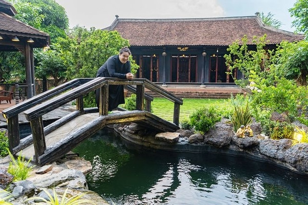 Được biết, nam diễn viên đầu tư khoảng một tỷ đồng xây hồ và nhập các loại cá Koi từ Nhật Bản. Ảnh: Yan.