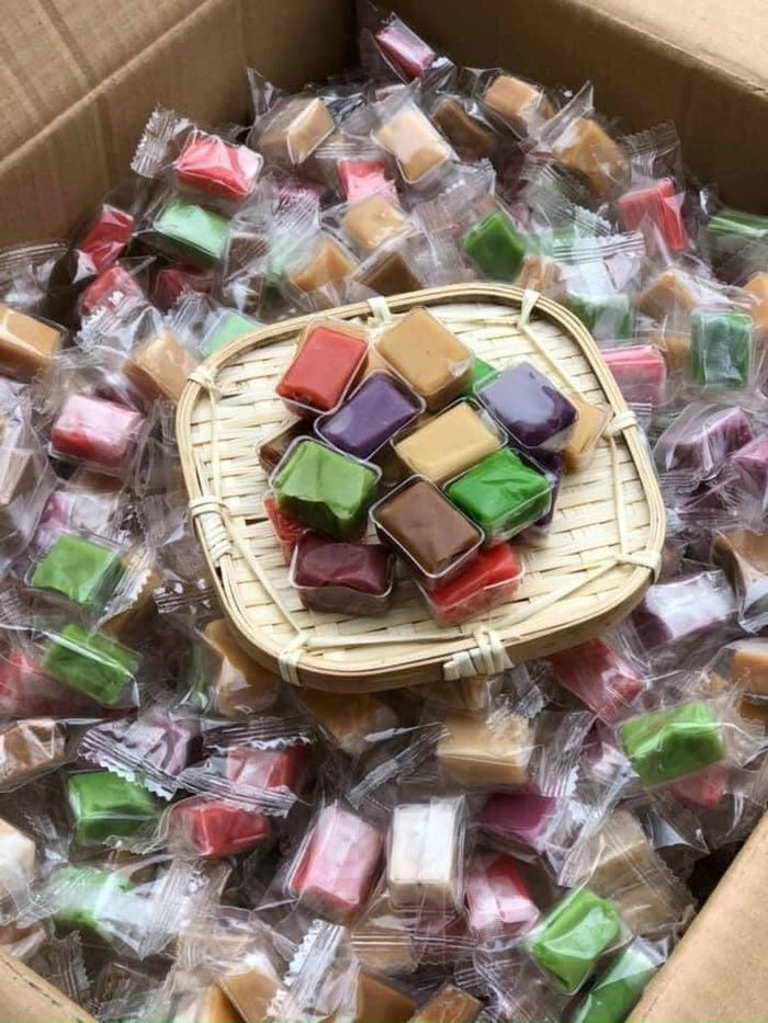 Mỗi túi kẹo dừa 7 vị 500g có giá từ 100.000 - 120.000 đồng. Ảnh: Facebook.