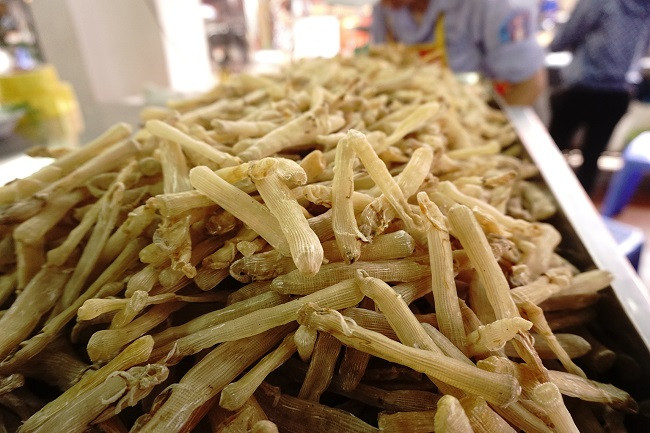Chủ một cửa hàng hải sản ở Quảng Ninh cho biết đang gom sá sùng để trả đơn hàng cho khách đặt dùng dịp Tết 2021. Các dòng sá sùng cao cấp từ 3 triệu đồng/kg trở lên đã hết từ cuối tháng 11. Nếu khách muốn mua phải đợi thêm khoảng nửa tháng nữa mới có hàng. Ảnh: Intrenet.