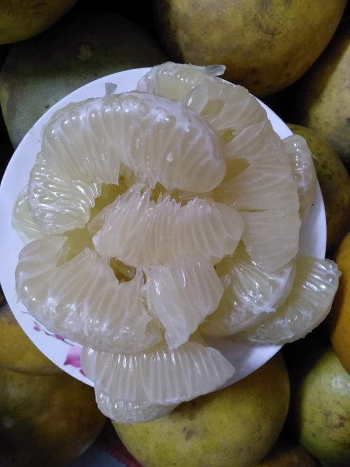 Khi ăn, bưởi có vị ngọt thanh, có quả hơi he, không được ngon như bưởi Diễn chuẩn. Ảnh: Facebook.