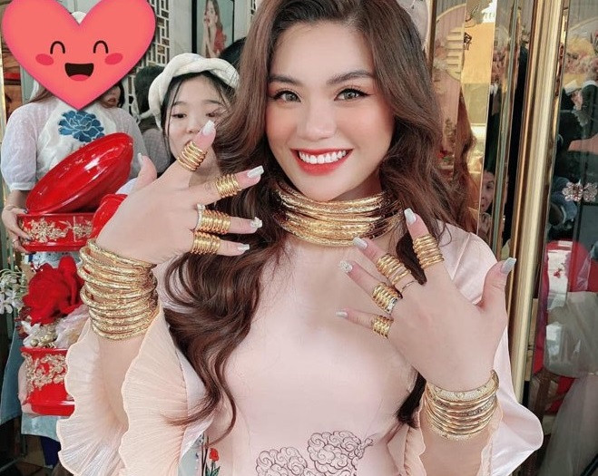 Tháng 11, mạng xã hội chia sẻ mạnh những hình ảnh về một đám cưới được cho là "siêu khủng" ở Sài Gòn khi cô dâu khắp người từ hai tay, cổ đeo đầy nhẫn vàng, lắc tay vàng, và nhiều kiềng cổ vàng. Ảnh: GDTĐ