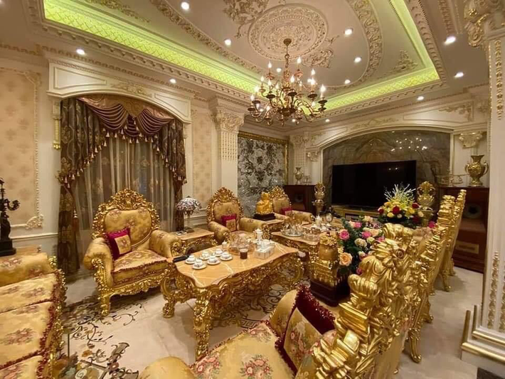 Toàn bộ bên trong bất động sản đều được dát vàng. Ảnh: Vietnamnet