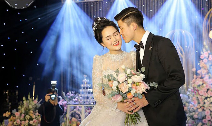Ngày 9/2, đám cưới của cầu thủ Duy Mạnh - Quỳnh Anh thu hút sự chú ý của đông đảo người hâm mộ. Không có con số cụ thể song theo tiết lộ từ chị gái Huyền Mi của Quỳnh Anh, chi phí tổ chức cho lễ cưới lên tới hàng tỷ đồng. Ảnh: Vietnamnet