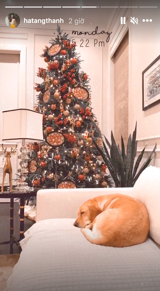 Một góc phòng khách nhà Hà Tăng cũng được hé lộ với sofa màu kem trang nhã cùng những món đồ trang trí có tone trắng - đen. Ảnh: Instagram