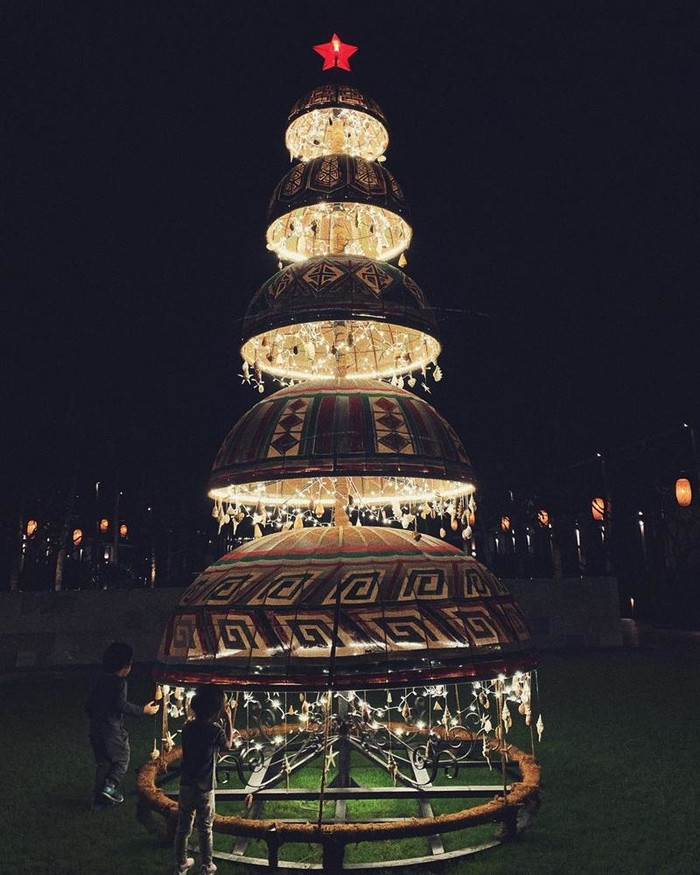 Ngoài ra, hai con của Tăng Thanh Hà còn được vui chơi bên tháp noel khổng lồ trang hoàng lộng lẫy trong vườn. Ảnh: FBNV.