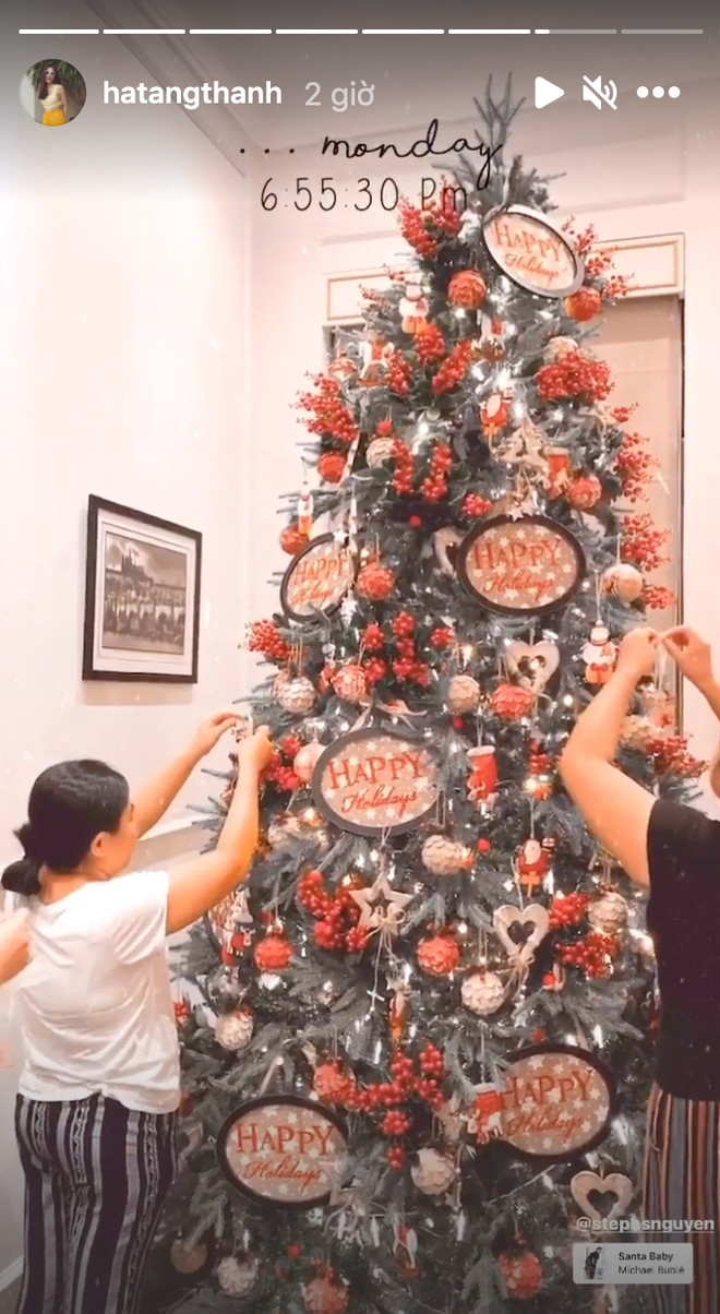 Mới đây, "ngọc nữ" Tăng thanh Hà khoe lên Instagram không gian phòng khách mới được trang trí để chuẩn bị cho Giáng sinh. Ảnh: Instagram