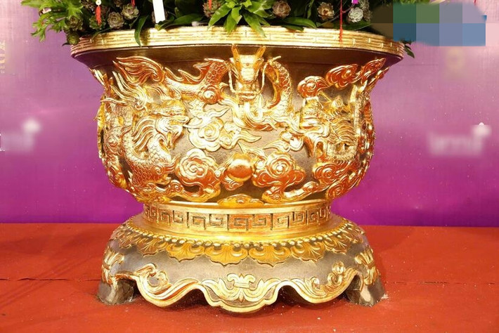 Phần chậu được dát vàng 24K với họa tiết “Cửu long tranh châu”, trên mắt các con rồng được đính đá quý, thể hiện sự quyền uy. Ảnh: ĐSPL