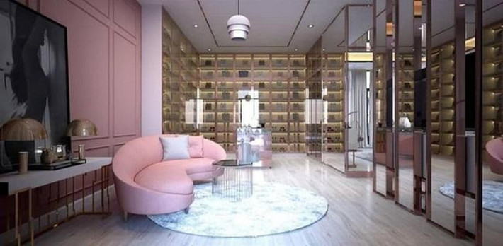 Ngọc Trinh còn xây riêng phòng để đồ hiệu. Ảnh: FBNV