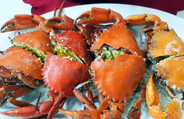 Lớp gạch cua hai da màu vàng nhạt, rất thơm, khi ăn sẽ cảm nhận ngay độ béo, bùi và không gây đến cảm giác ngấy như các loại cua thông thường khác. Ảnh: Dân Việt