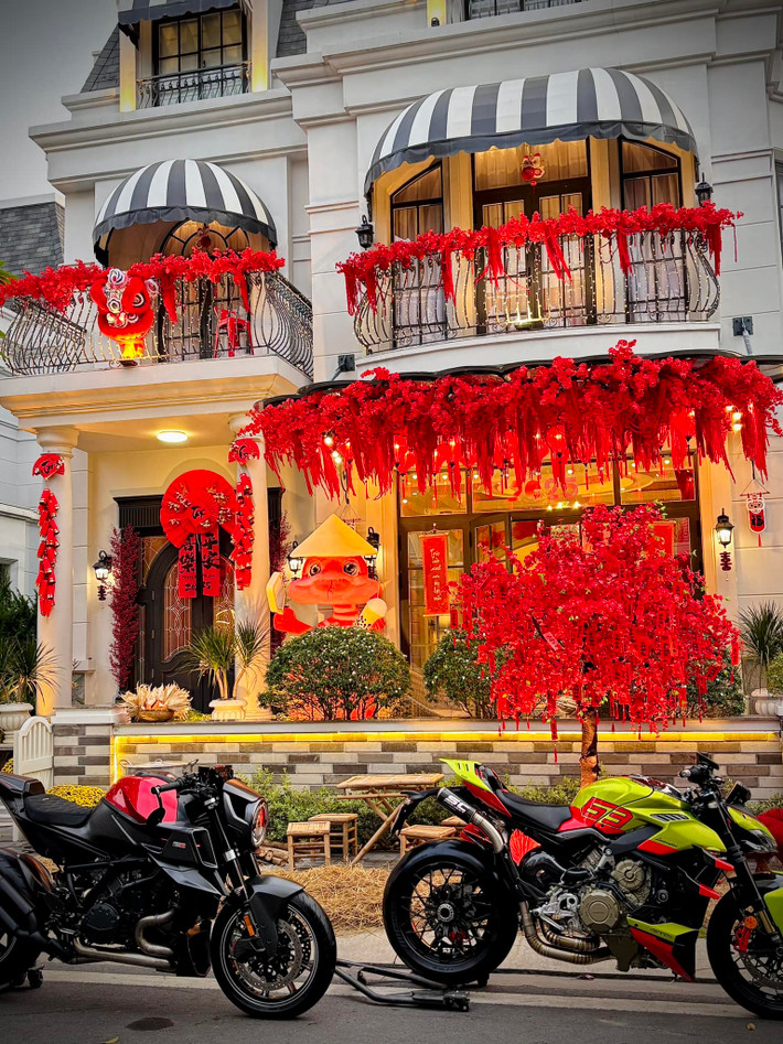 Ban công phủ kín hoa đỏ và điểm nhấn là các mô hình đầu lân, biểu tượng của sự may mắn và thịnh vượng. Ảnh: FB Đoàn Di Băng