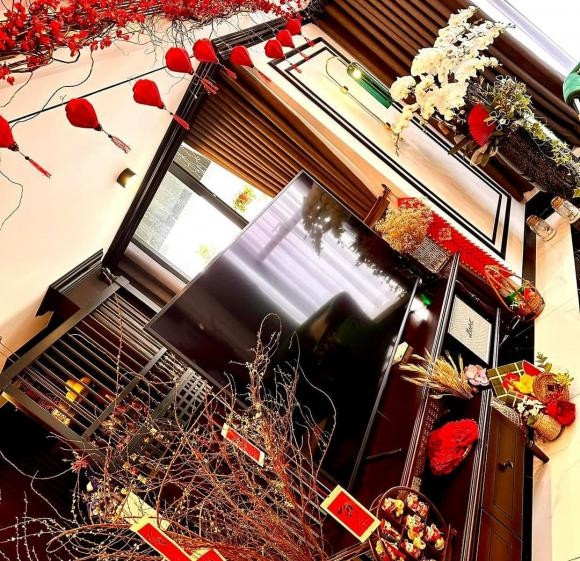 Diễn viên Phương Oanh là mẫu phụ nữ đảm đang. Khi còn độc thân, Phương Oanh luôn dành thời gian trang trí nhà cửa với gu thẩm mỹ cao đón Tết. Ảnh: FBNV