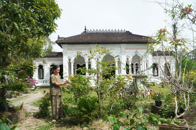 Năm 1920, ngôi nhà được xây thêm mặt tiền theo phong cách kiến trúc Pháp, với hàng cột xi măng tròn, sơn trắng và những họa tiết trang trí tinh tế. Ảnh: Báo Ấp Bắc