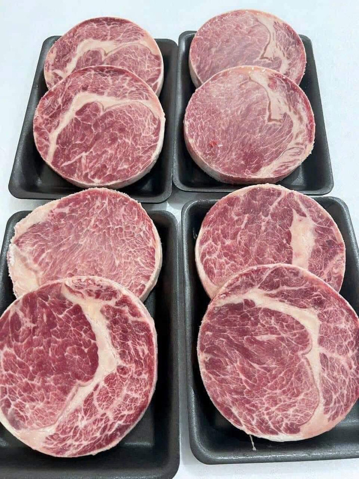 Theo đó, thịt bò Aukobe được rao bán với giá chỉ 250.000 đồng/kg cho loại lõi vai khoanh tròn với những vân mỡ cẩm thạch. Ảnh: FB Trần Thị Huyền