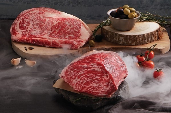 Tuy nhiên, thịt bò Aukobe tự nhiên, nhập chính ngạch giá thường dao động từ 500.000 đồng đến khoảng 1 triệu đồng/kg tùy loại. Ảnh: Facebook