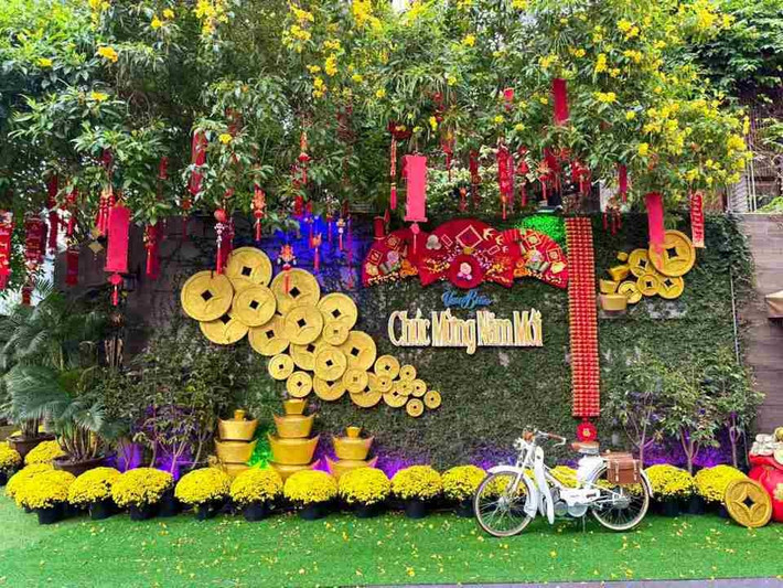Mr Đàm còn thuê một đơn vị thi công tiểu cảnh ngay trước nhà cho mọi người có nhu cầu chụp hình Tết. Ảnh: Kinhtedothi