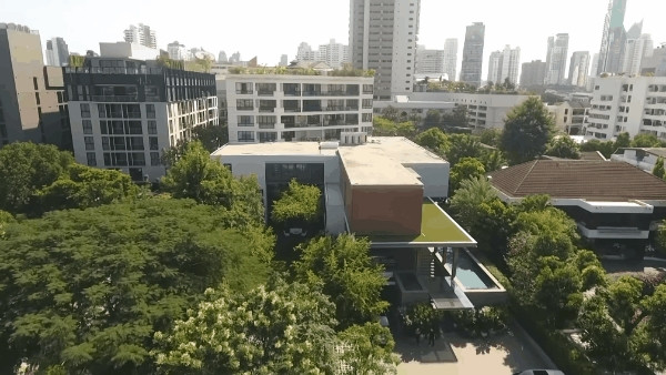 Nhìn từ trên cao, tòa nhà được bao phủ bởi một màu xanh mướt mắt, không gian thoáng đãng như một nơi nghỉ dưỡng. Ảnh chụp màn hình