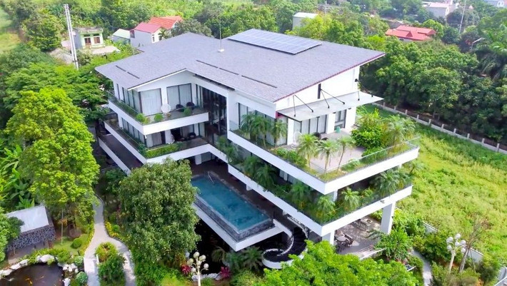 Đáng chú ý, gia đình bác sĩ Hoàng Tuấn sở hữu căn biệt thự có tổng diện tích hơn 5.000m2, trên đỉnh một sườn dồi tại Ba Vì, cách trung tâm Hà Nội khoảng 30 phút đi xe. Ảnh chụp màn hình