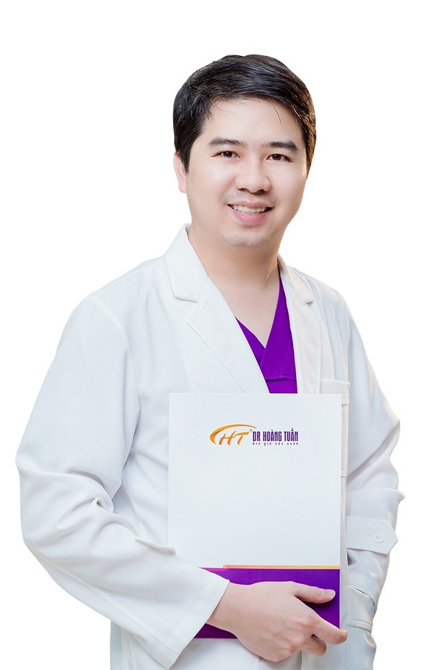 Chia sẻ với kênh Youtube Nhà To năm 2021, bác sĩ Hoàng Tuấn cho biết khởi nghiệp từ 2 bàn tay trắng với phòng khám nhỏ. Ảnh: Thammyhoangtuan