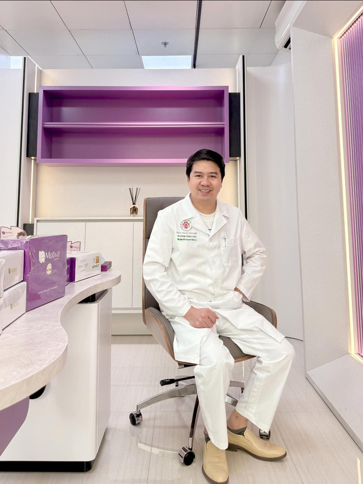 Ông từng là Phó Giám đốc Trung tâm tạo hình thẩm mỹ, chủ nhiệm khoa Phẫu thuật tạo hình thẩm mỹ & tái tạo - Bệnh viện Bỏng Quốc gia Lê Hữu Trác. Ảnh: FB Hoàng Thanh Tuấn