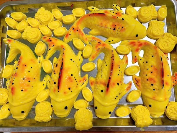 Thạch cá chép được làm từ cốt dừa, sữa tươi, phomai và có màu sắc tự nhiên. Ảnh: Facebook