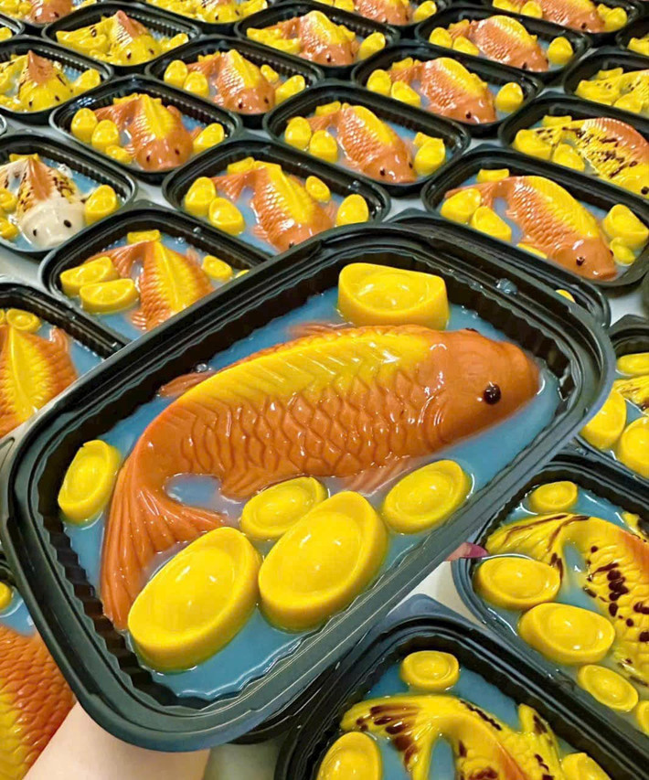 Trước nhịp sống bận rộn, nhiều người dân sinh sống ở chung cư không còn tiện mua cá sống và tìm hồ nước để thả cá. Thay vào đó, cá chép từ thạch rau câu được lựa chọn như một xu hướng mới. Ảnh: Facebook