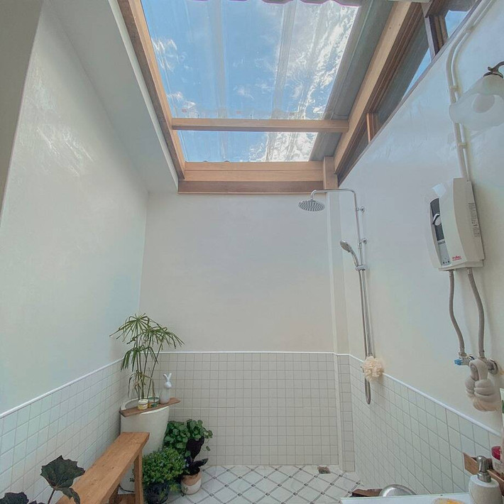 Với quan điểm “sống đơn giản nhưng phải hạnh phúc từng giây”, anh Khun quyết định rời thành phố Chiang Mai nhộn nhịp để trở về quê sinh sống. Quyết định cải tạo nhà cấp 4 20 năm tuổi từ đây được ra đời. Ảnh: Happynest