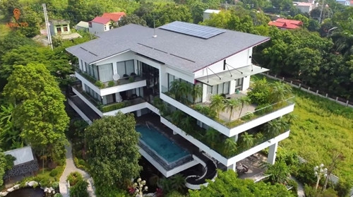 Ngoài tài năng y khoa, bác sĩ Hoàng Thanh Tuấn còn khiến nhiều người ngưỡng mộ khi sở hữu căn biệt thự rộng hơn 5.000m2 ở ngoại thành Hà Nội. Ảnh chụp màn hình NhaTo