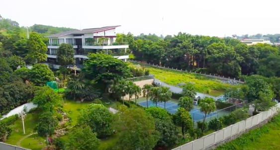 Biệt thự gồm 5 tầng, trong đó 4 tầng lầu được bố trí tinh tế với 7 phòng ngủ, phòng khách rộng rãi, khu vực bếp hiện đại và phòng karaoke giải trí, sân tennis... Ảnh chụp màn hình NhaTo