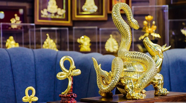 Theo chủ một cơ sở dát vàng ở Hà Nội, việc tạo hình linh vật ngoài chi tiết trên thân đảm bảo thẩm mỹ thì cần chú trọng tới biểu cảm và thần thái. Ảnh: Người đưa tin