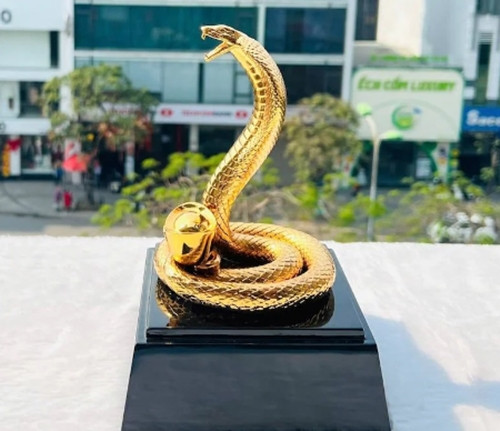 Rắn vàng an nhiên mang nhiều ý nghĩa phong thuỷ tốt lành giá 6,5 triệu đồng. Ảnh: Golden Gift