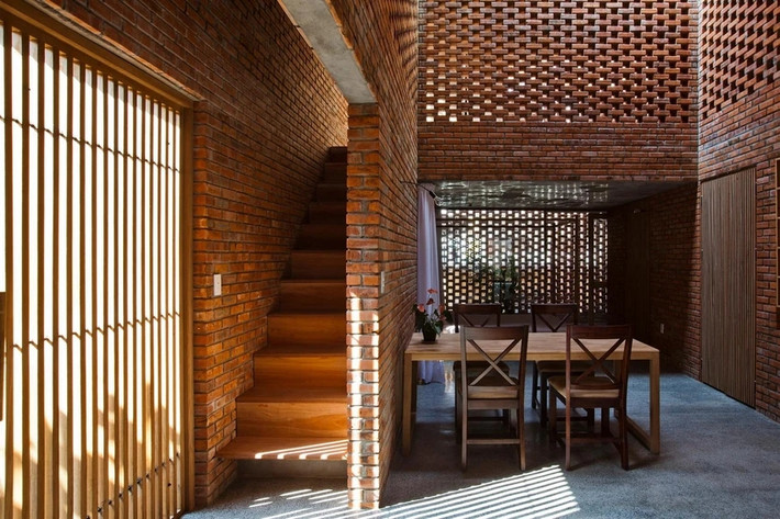 Tường được xây hoàn toàn bằng gạch nung giúp ngôi nhà luôn mát mẻ vào mùa hè. Ảnh: Hiroyuki Oki