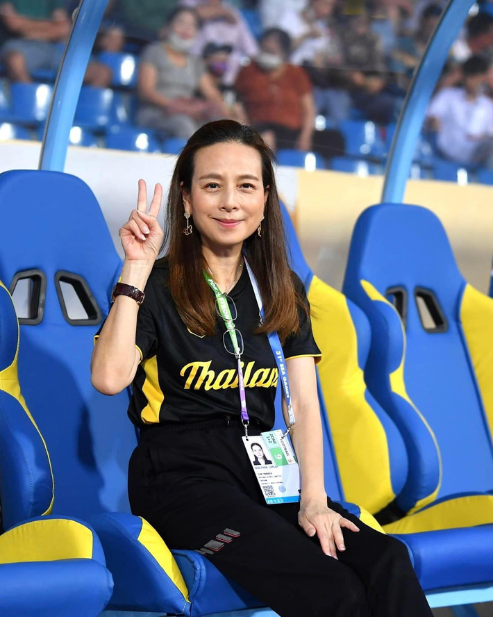 Madam Pang tên thật là Nualphan Lamsam Nualphan là nữ đại gia xuất hiện bên cạnh các cầu thủ Thái Lan ở những giải đấu lớn. Ảnh: FB Madam Pang