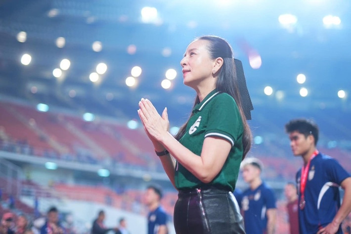 Tại đây, bà Madam Pang liên tục cúi đầu cảm ơn người hâm mộ Việt Nam, giơ biểu tượng ngón cái lên trời để bày tỏ sự yêu thích với sự cuồng nhiệt này. Ảnh: Plo