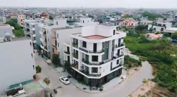 Từ khi bắt đầu sự nghiệp cầu thủ chuyên nghiệp, tiền vệ Hoàng Đức thực hiện nhiều nghĩa cử ý nghĩa để báo hiếu gia đình. Năm 2022, Hoàng Đức xây ngôi nhà khang trang tại quê nhà Hải Dương. Ảnh chụp màn hình
