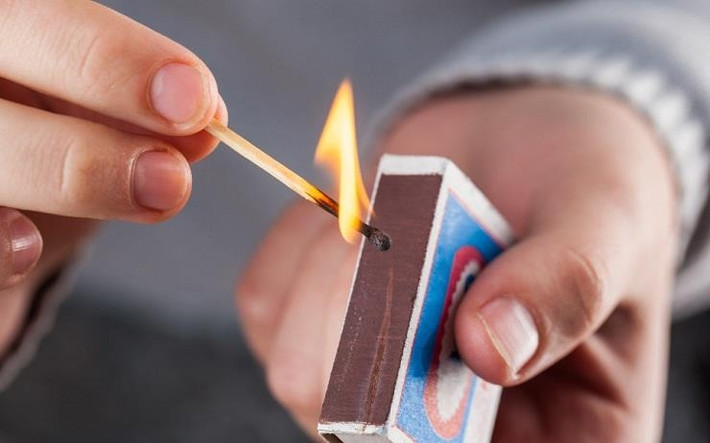Ngày đầu năm, nhiều người chọn mua bật lửa hoặc bao diêm với niềm tin vào những điều đỏ tươi, an vui, tài lộc. Ảnh: Internet