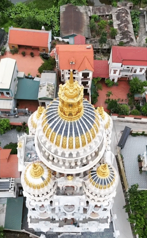 Tòa lâu đài với phần đỉnh cao tới 12 tầng, thiết kế theo lối kiến trúc cổ kính châu Âu. Ảnh: @thuannguyen111196