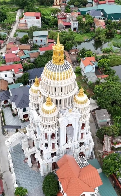 Mọc sừng sững giữa xóm làng, tòa lâu đài mang đậm phong cách châu Âu với gam màu vàng kem sang trọng. Ảnh: @thuannguyen111196