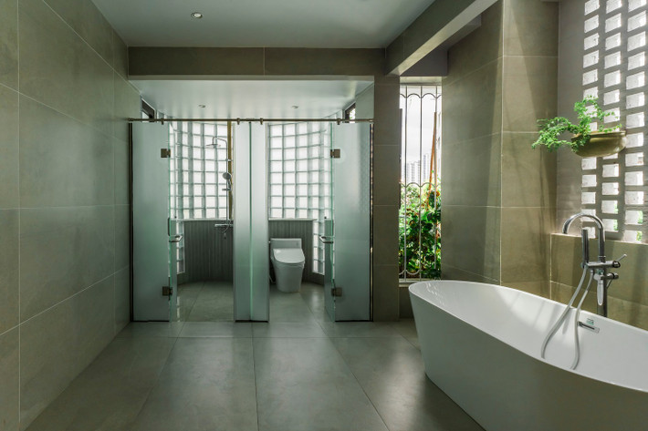 Nội thất sử dụng các vật liệu như gỗ, gạch và đá với bảng màu sáng, hướng đến cảm giác hiện đại, hòa hợp với môi trường xung quanh. Ảnh: Phan Trọng Tín