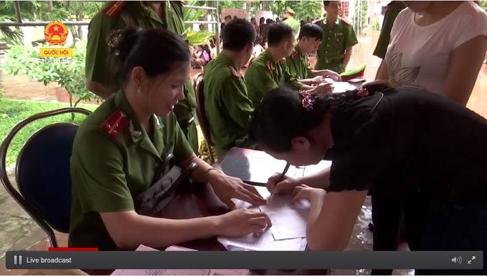 Các phạm nhân ký chữ ký cuối cùng kết thúc những ngày tháng tù tội, nhận lại tư trang để trở về hòa nhập cộng đồng.