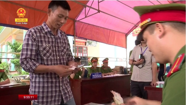 Mộ phạm nhân nam nở nụ cười hạnh phúc khi nhận lại tư trang.