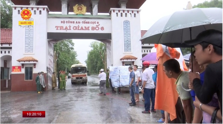 Tại trại giam số 6 ở Nghệ An, người thân đội mưa ngóng chờ những phạm nhân được đặc xá.