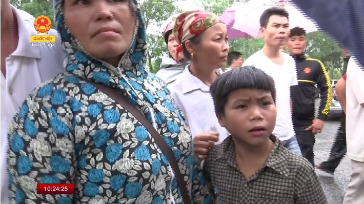 Ánh mắt đợi chờ của một cháu nhỏ đi đón bố trở về. Ảnh chụp từ Truyền hình Quốc Hội.