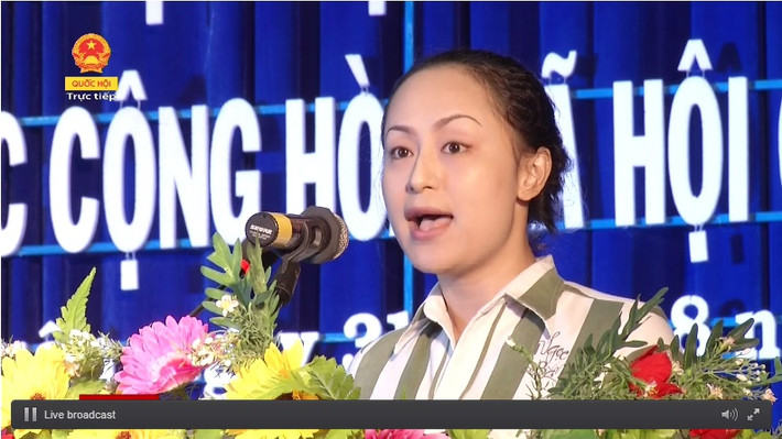 Một phạm nhân nữ phạm đang thi hành án chung thân, chưa được đặc xá tại trại giam Thủ Đức, Bình Thuận phát biểu tại buổi lễ.