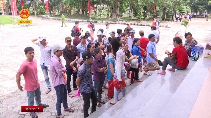 Phía ngoài, người nhà đứng ngồi không yên mong gặp lại người thân.